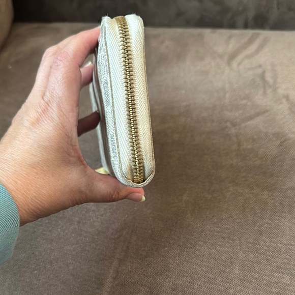 Louis Vuitton Damier Azur Wallet in Cream and Gray - Picture 3 of 14